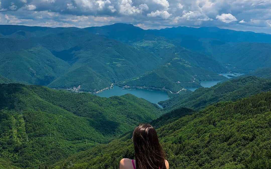 Бекови скали е панорамна площадка, която разкрива красиви гледки към Западните Родопи.