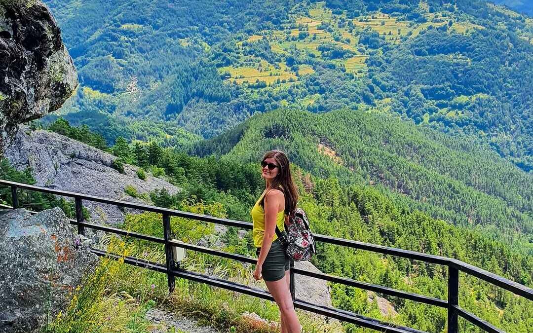 Момчилова крепост се намира близо до град Смолян и разкрива красиви гледки към Родопите.